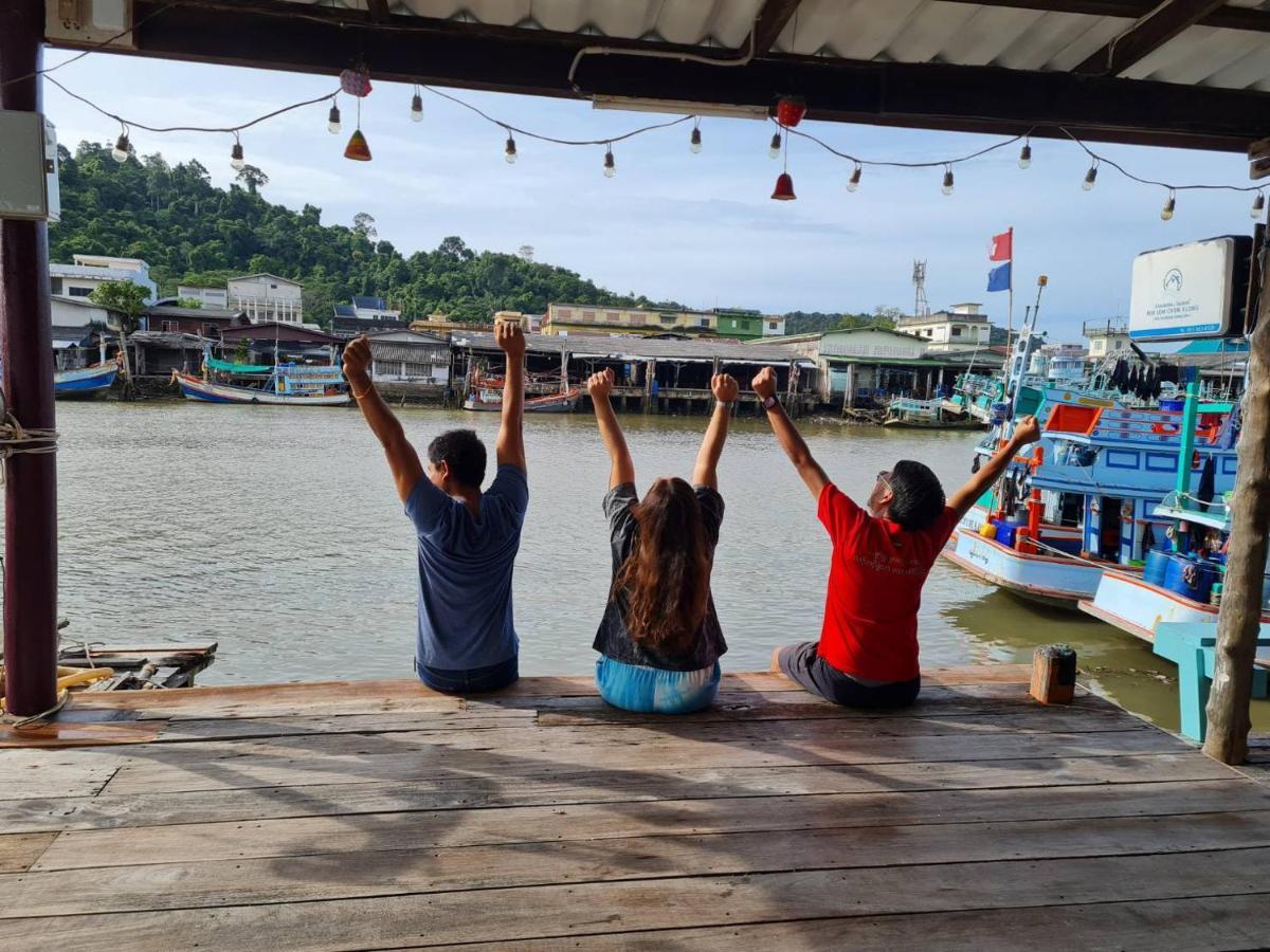 Rub Lom Chom Klong Homestay Чумфон Екстериор снимка