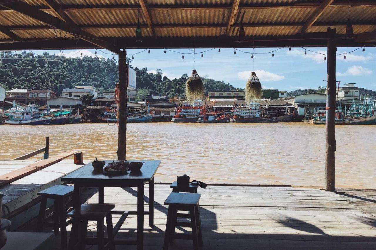 Rub Lom Chom Klong Homestay Чумфон Екстериор снимка