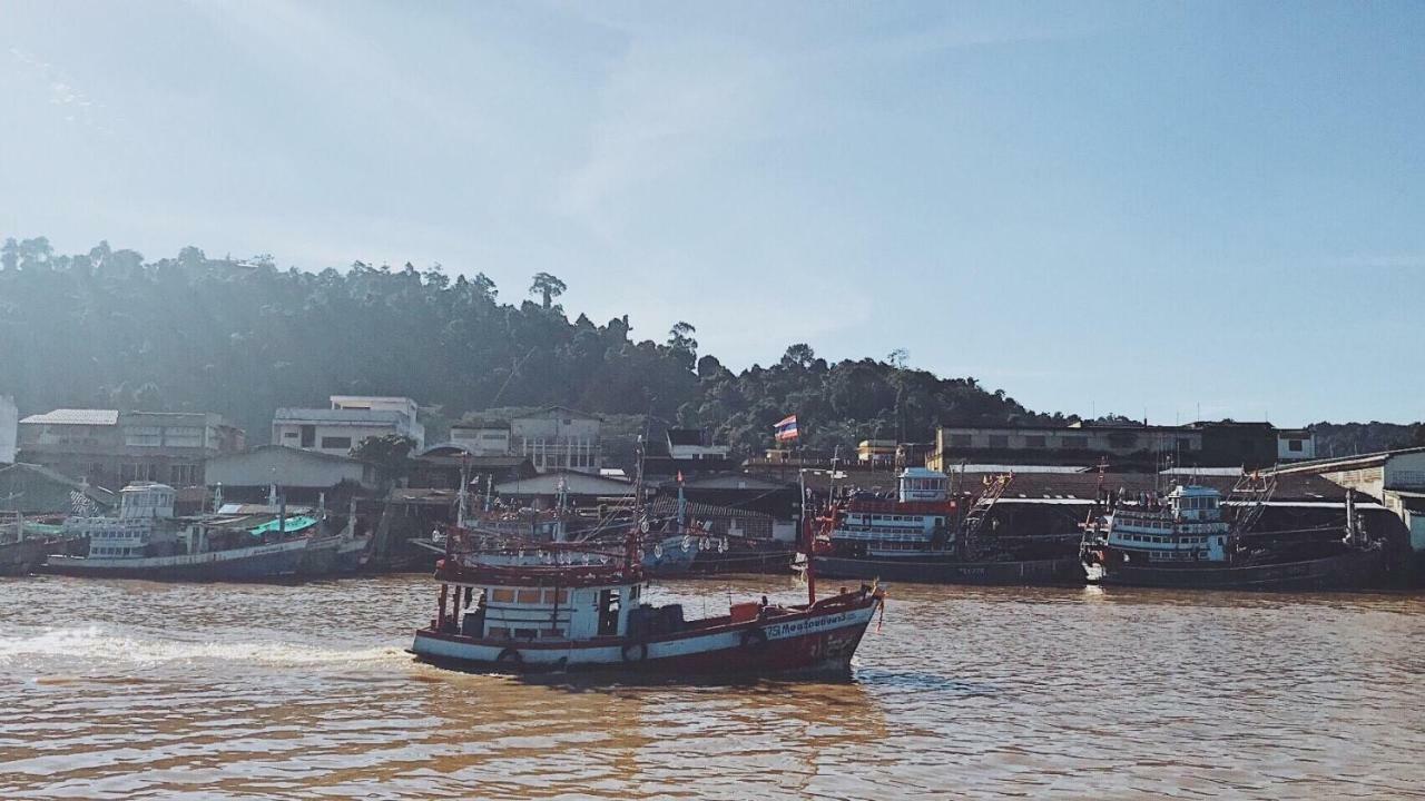 Rub Lom Chom Klong Homestay Чумфон Екстериор снимка